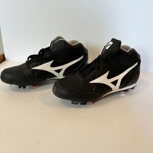 Mizuno mens 9 1/2 cleats for baseball, NEW